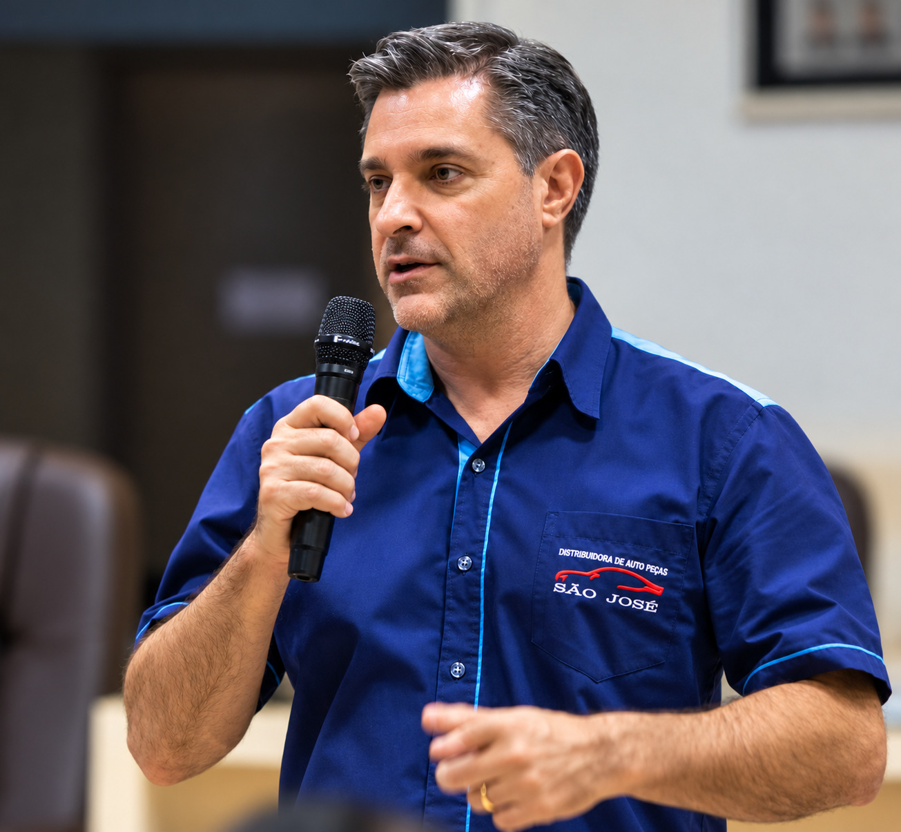 Proprietário da Auto Peças e Auto Center São José durante apresentação